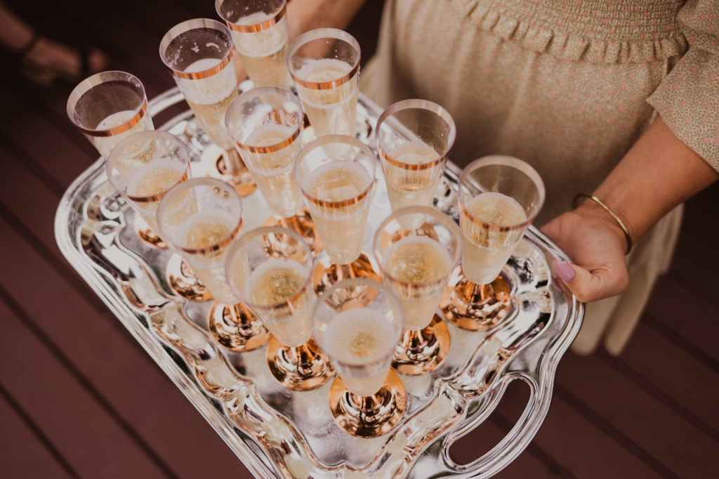 Appetizers and Welcome Drinks for a Winter Wedding: Creating a Memorable Culinary Experience